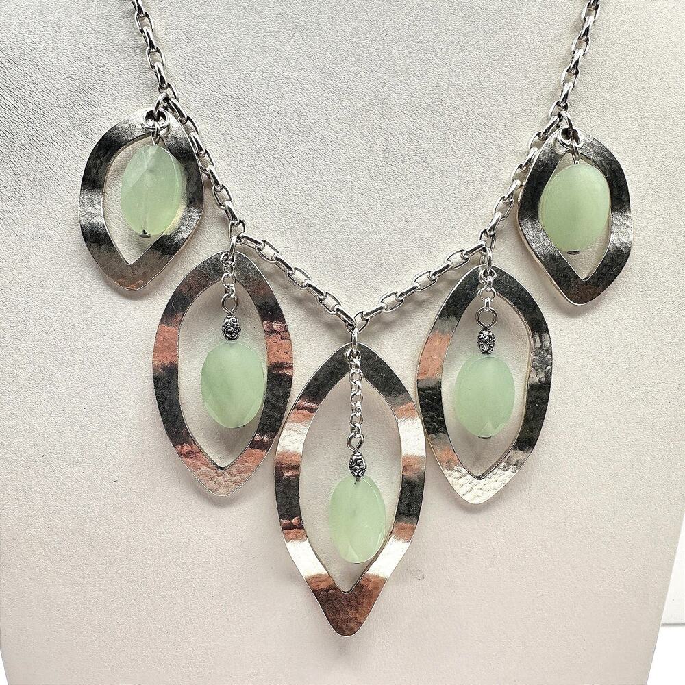 Vintage 90s Silver Tone Green Aventurine Glass Hammered Marquise Bib Necklace